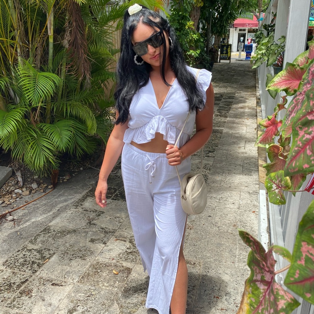White Pant & Crop Top Set🤩🤍